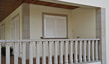 Balcón de una vivienda unifamiliar en el granito